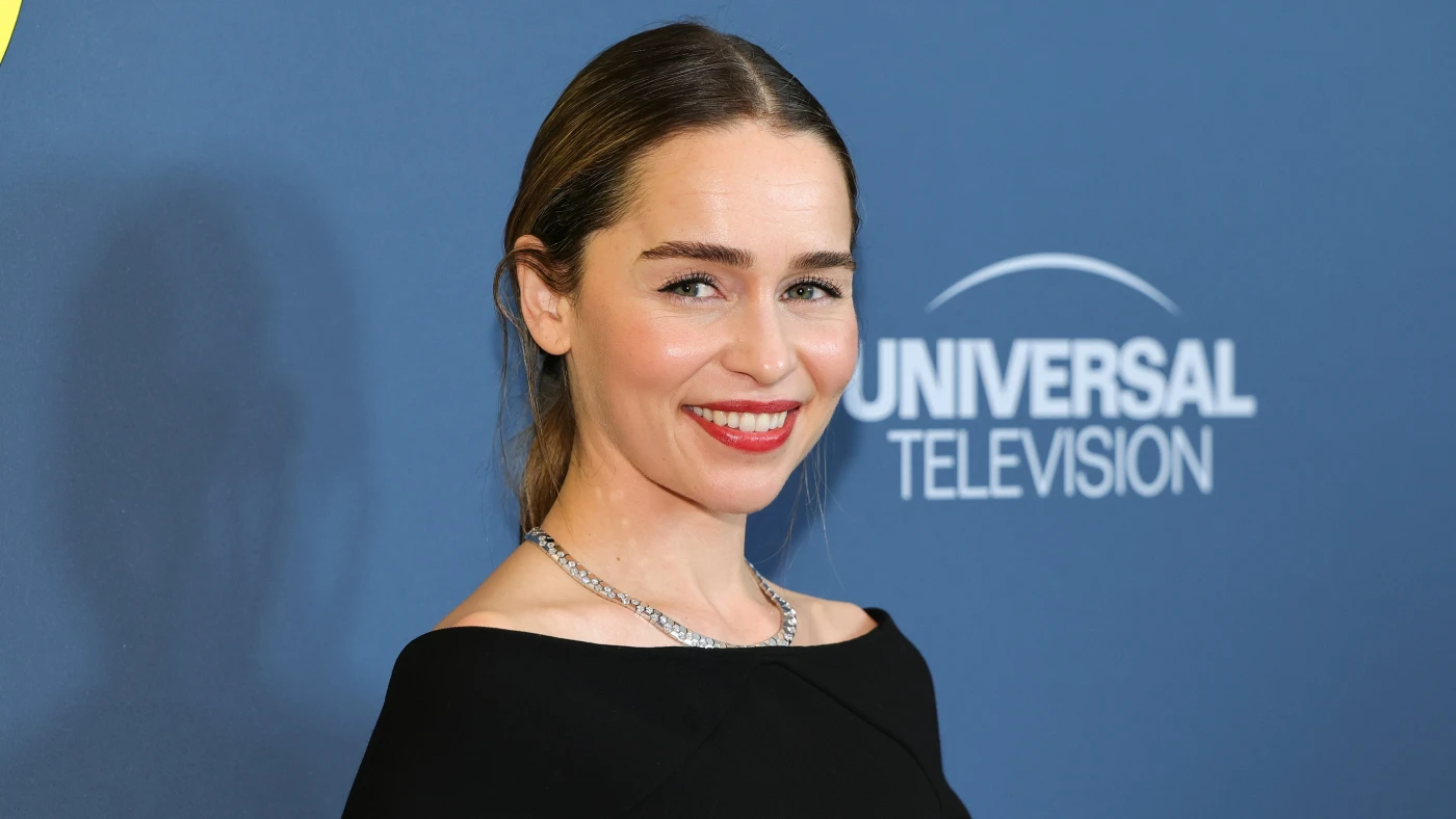 تقول إميليا كلارك إنها لا تملك أي سيطرة على شخصية دينيريس أو مصيرها في مسلسل Game of Thrones