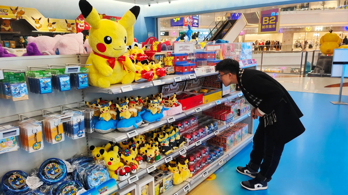 تعلن شركة Pokémon عن نظام للتعرف على الوجه للمساعدة في القضاء على سلخ فروة الرأس في متاجر البطاقات اليابانية، وهو إلزامي من سن المدرسة الابتدائية